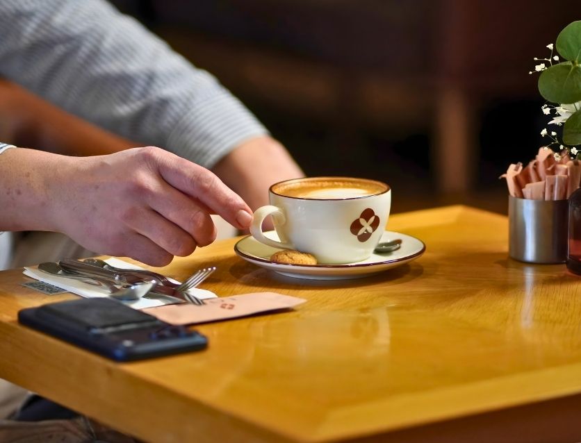 Ahşap masada Loa logolu fincanda latte