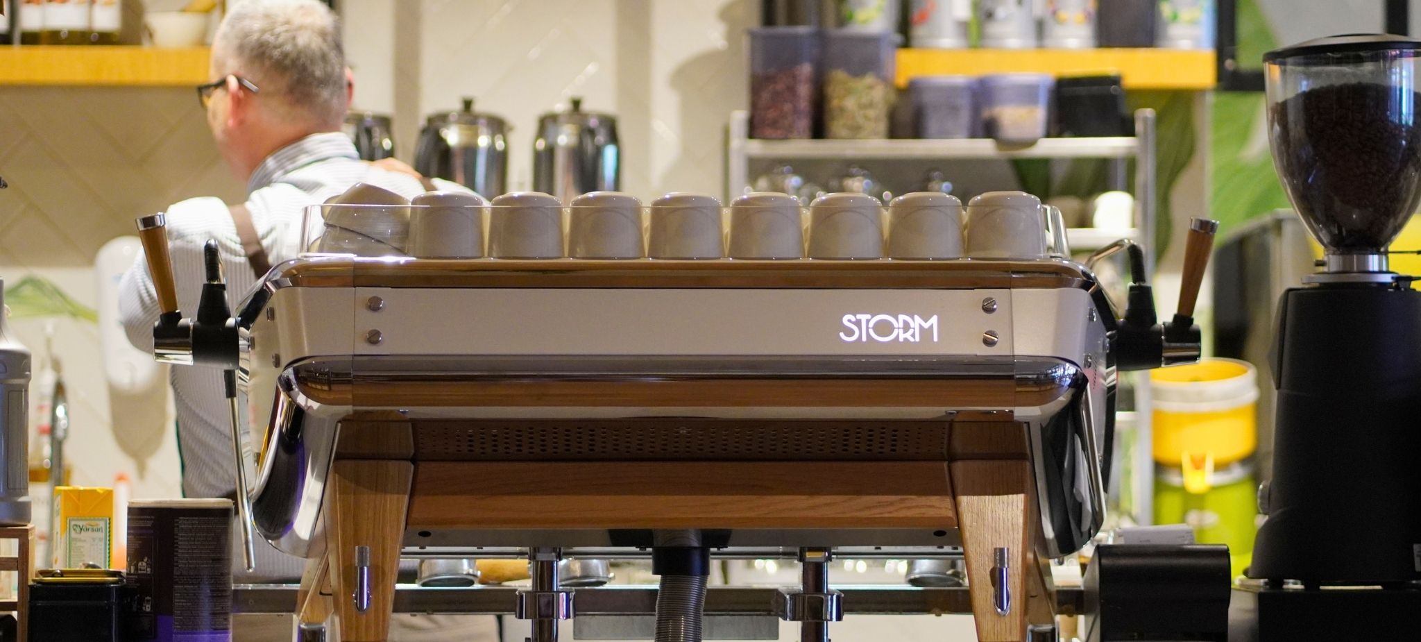 Loa'nın barı: espresso makinesi, fincanlar ve kahve öğütücüsü